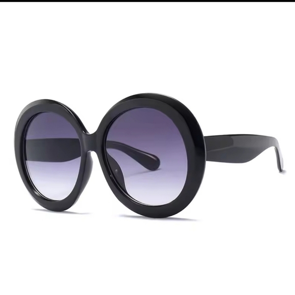 Vintage-Inspired Oversized Black Oval Sunglasses - Picture 1 of 8